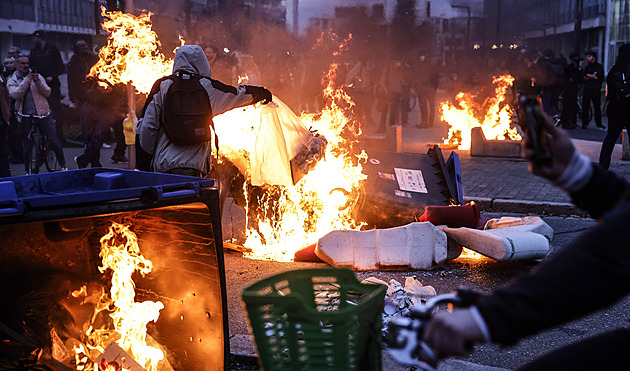 Za dva týdny protestů ve Francii bylo zraněno přes tisíc policistů a hasičů