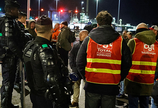 Francouzská pravice ohledně důchodové reformě mlčí. Proč Le Penová toleruje nutné zlo?