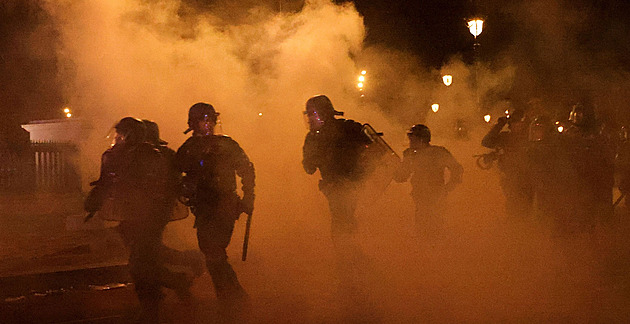 Za dva týdny protestů ve Francii bylo zraněno přes tisíc policistů a hasičů