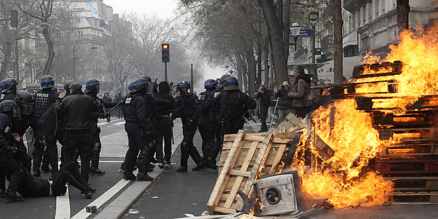 Macron si při debatě o penzijní reformě sundal drahé hodinky, čelí kritice