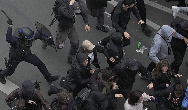 Vrátí se žluté vesty? Nepokoje ve Francii sílí, hýbou základy páté republiky