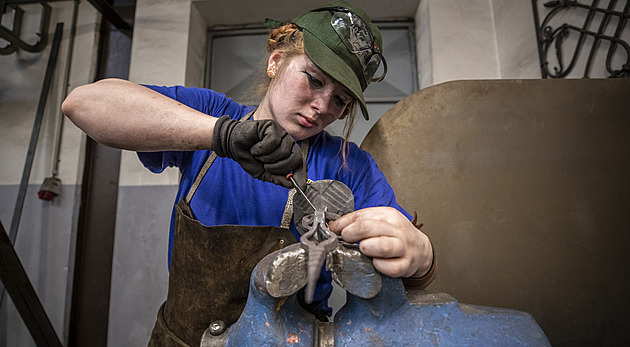 Kovali svícen či stloukli lékárničku. Studenti řemesel poměřili síly v soutěži
