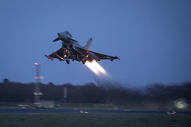 „Odfiltrujte bělochy.“ RAF při náboru pilotů protežuje ženy a menšiny