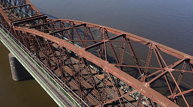 Zastánci výtoňského mostu měří korozi, Správa železnic už promýšlí přesun