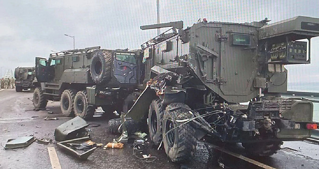 Havárie na Krymském mostě. Srážka čtyř obrněnců zablokovala provoz