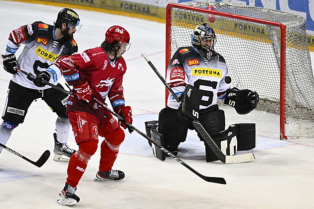 ONLINE: Sparta a Třinec bojují o třetí bod, Hradec může postoupit do semifinále