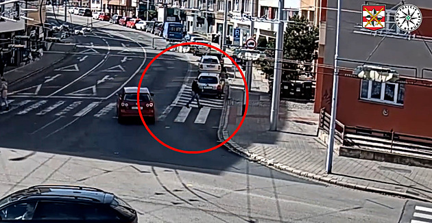 VIDEO: Řidička špatně zabrzdila, auto nacouvalo do rušné křižovatky
