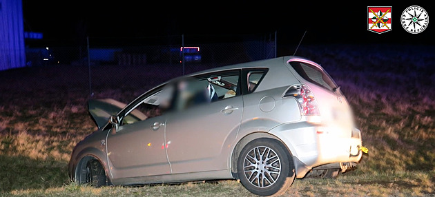 Namol opilý řidič zapíchl auto do příkopu, předtím ujel přes sto kilometrů