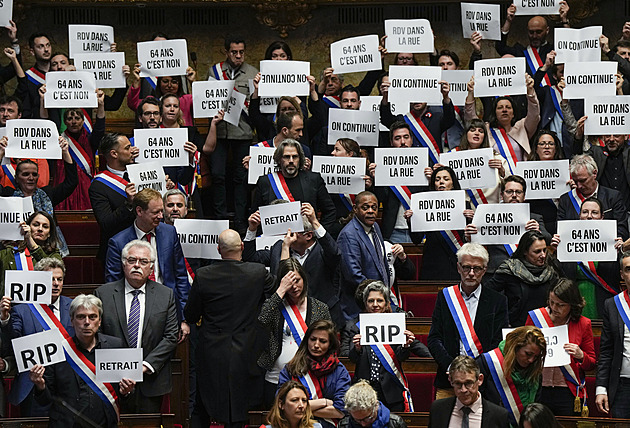 Macronova hra vabank. Vláda ubránila důvěru, reformu penzí nutí Francii silou
