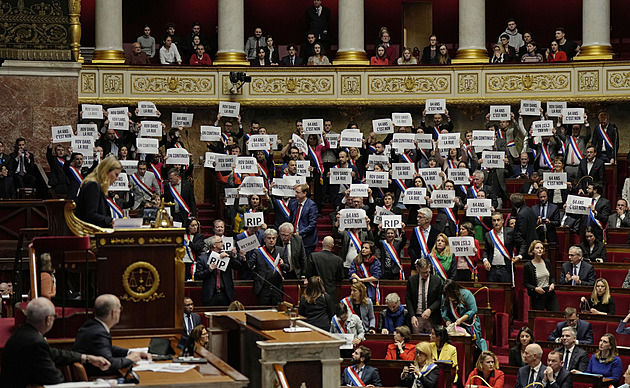 Macron chladil hořící Francii. Nemám z toho radost, ale je to nutné, říká ke své reformě penzí