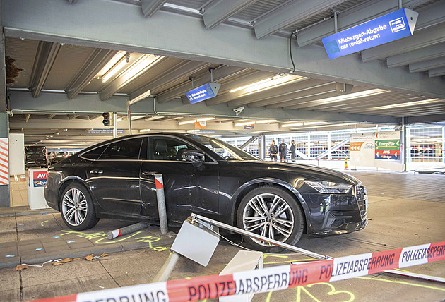 Muž na parkovišti německého letiště najel do lidí, několik zranil