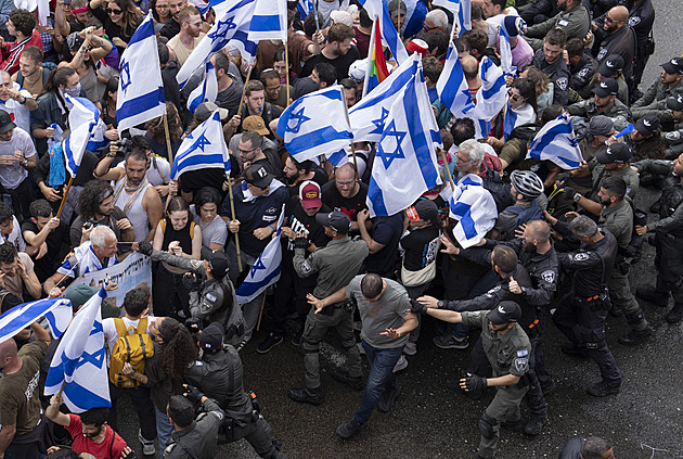 Netanjahu štve čím dál víc Izraelců, kvůli korupci nesmí řešit reformu justice