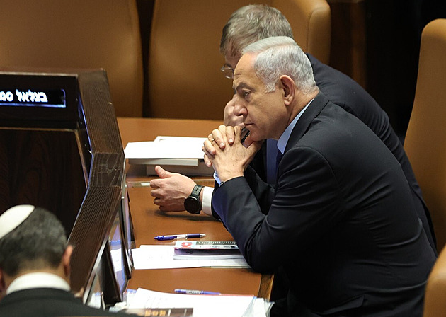 Netanjahu odvolal ministra obrany. Následně vyšly do ulic tisíce lidí