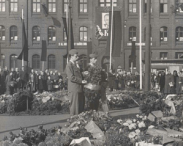 Tryzna za zemelého Klementa Gottwalda ped tehdejím Divadlem Zdeka Nejedlého...