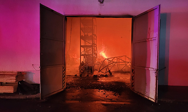Na Frýdecko-Místecku hořela skladovací hala s bateriemi, škoda je 13 milionů