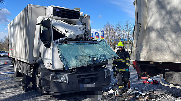 Řidič náklaďáku na D7 nedobrzdil v koloně a havaroval, má těžká zranění