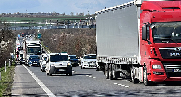 Nehoda omezila provoz na dálnici D7, jeden z řidičů nadýchal 1,4 promile