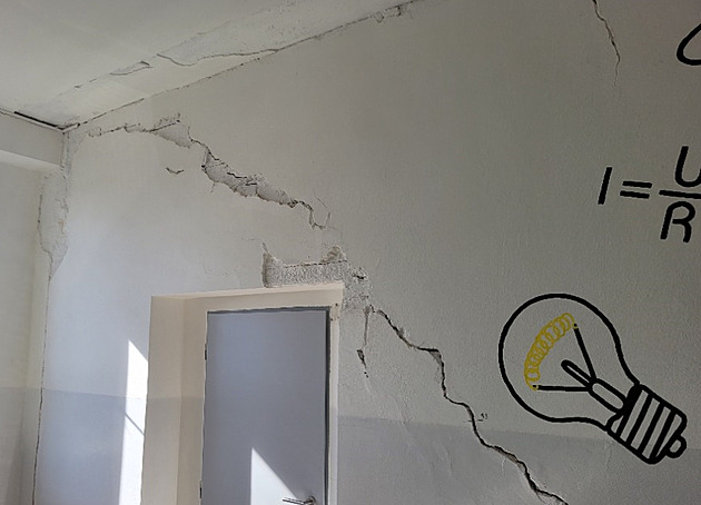Kolem školáků na Hodonínsku praskají zdi, obec chce výuku přestěhovat do buněk