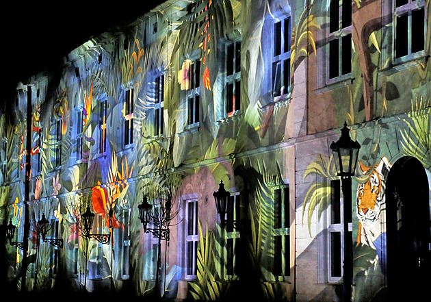 Umělci svými díly rozsvítí plzeňský pivovar, strom i depo