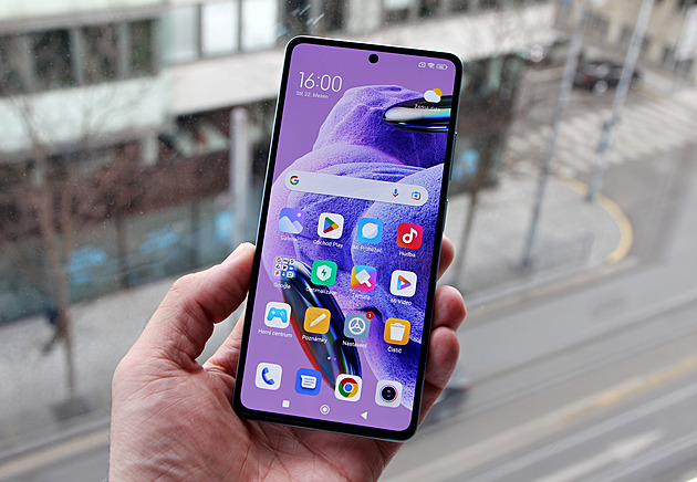 Superlativy nešetří, střední třídě se vzdaluje. Test Xiaomi Note 12 Pro+