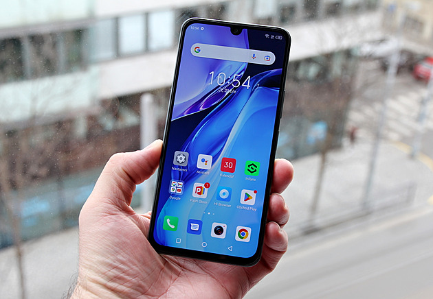 V kategorii mobilů za pět tisíc je těsno, i tak se našel nový vyzyvatel