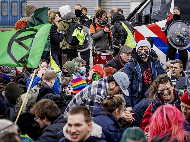 Nizozemští aktivisté protestovali na letišti Eindhoven, provoz nenarušili