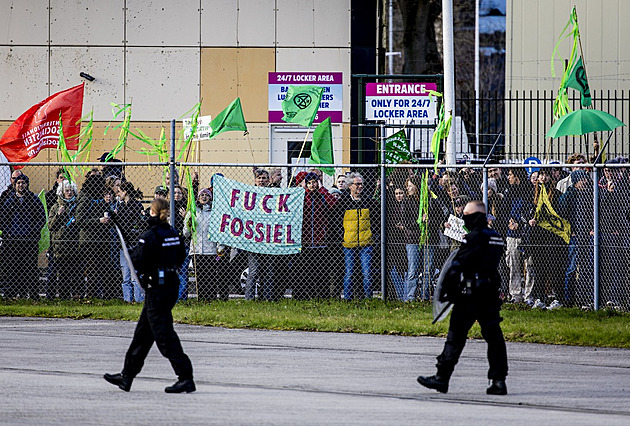Nizozemští aktivisté protestovali na letišti Eindhoven, provoz nenarušili