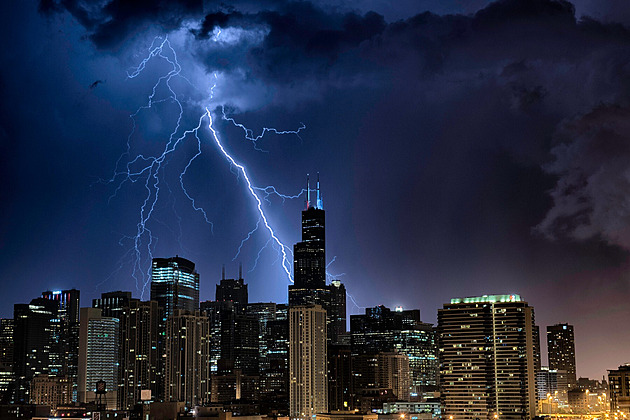OBRAZEM: Nebeské show, zasažené mrakodrapy. Nejlepší snímky lovců blesků