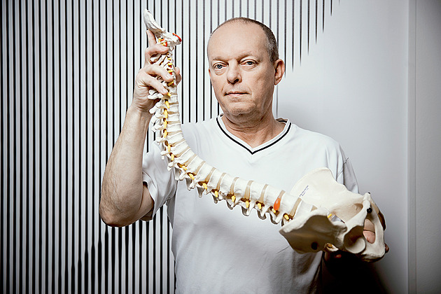Bolesti zad? Příčinou může být infarkt, nádor i deprese, říká primář Hradil