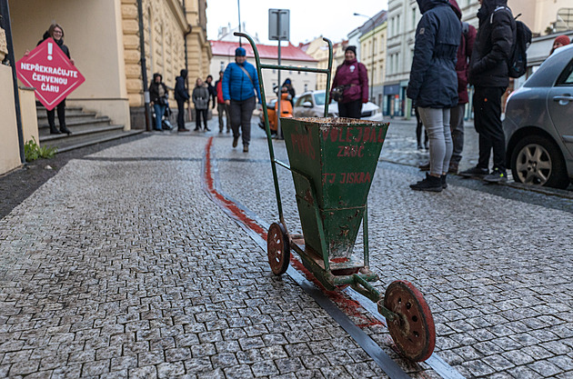 Varovná červená čára před ministerstvem. Milion chvilek žádá Blažkovu rezignaci