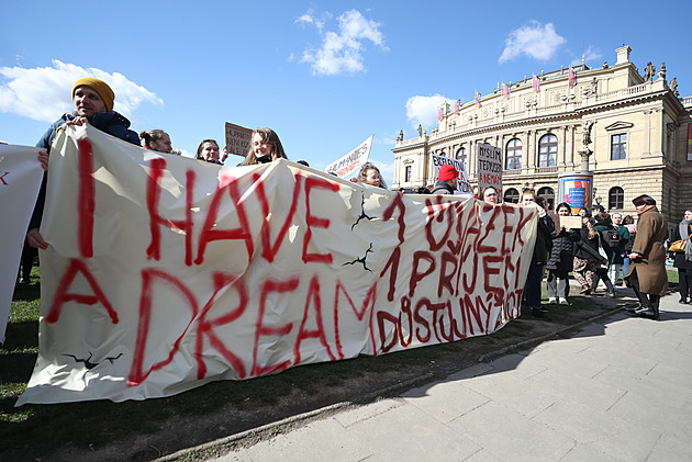 Vysoké školy, nízké platy. Chceme mířit na Západ, ale nejen náš přístup k vědcům ukazuje, že to není pravda