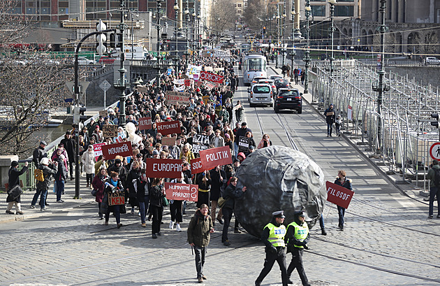 Univerzitní pedagogové valili Prahou balvan, stávkují proti nízkým platům