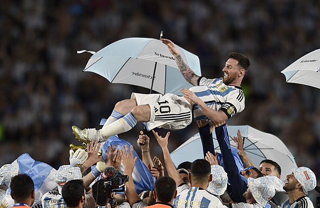 Messi korunoval zlaté oslavy před argentinskými fanoušky 800. gólem v kariéře