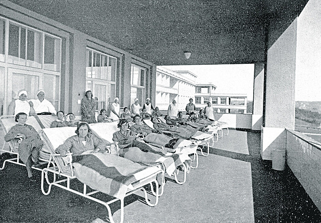 Pacientky s tuberkulózou v pražské Nemocnici Na Bulovce  ve 30 letech 20....
