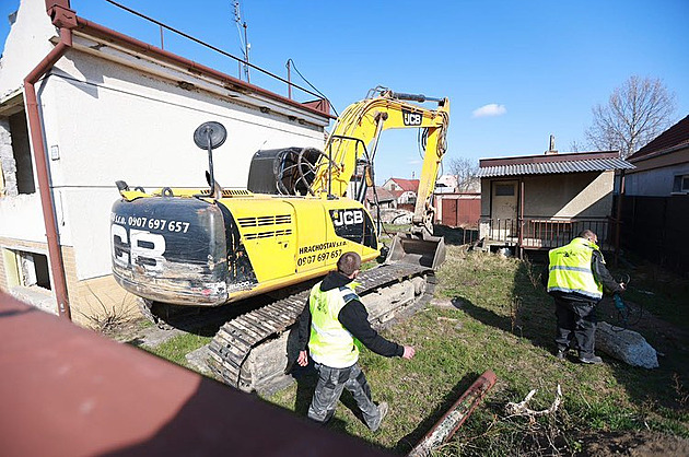 Začali bourat dům zastřeleného novináře Kuciaka, na jeho místě bude památník