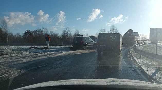 Na tahu z Hradce do Pardubic se stalo několik nehod, silnice nebyla posolená