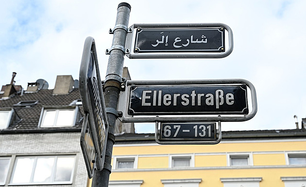 Příliš líní učit se německy? Düsseldorfská uliční cedule v arabštině budí emoce