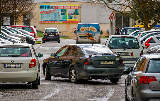 Až tisíc aut na nelegálních místech. Sídlišti Máj pomůže parkovací dům