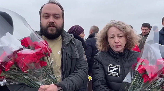 „Kdyby znali ztráty, zbláznili by se.“ Rus fotící hroby uprchl před smrtí