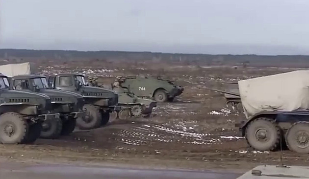 VIDEO: Náznak chystané protiofenzivy? Ukrajina koncentrovala těžkou techniku