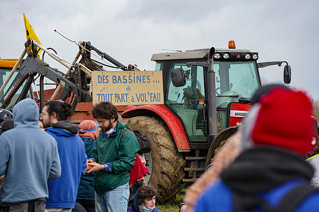 Nejen důchody. Chaos ve Francii prohloubili ekoaktivisté kvůli zásobníkům vody