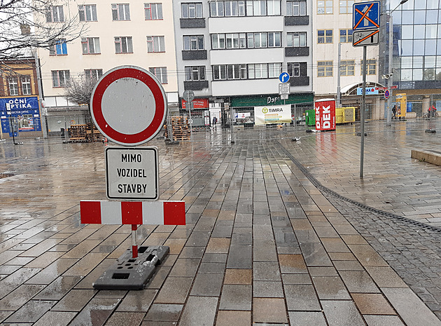 Pardubice opravují problematickou dlažbu na třídě Míru, MHD pojede objížďkou