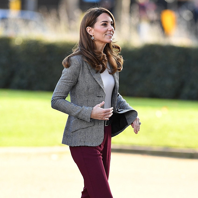 Omrzely vás džíny? Hrajte si s barevnými kalhotami po vzoru princezny Kate