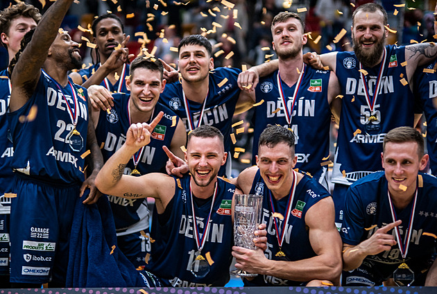 Basketbalisté Děčína poprvé ovládli Český pohár, ve finále porazili Brno