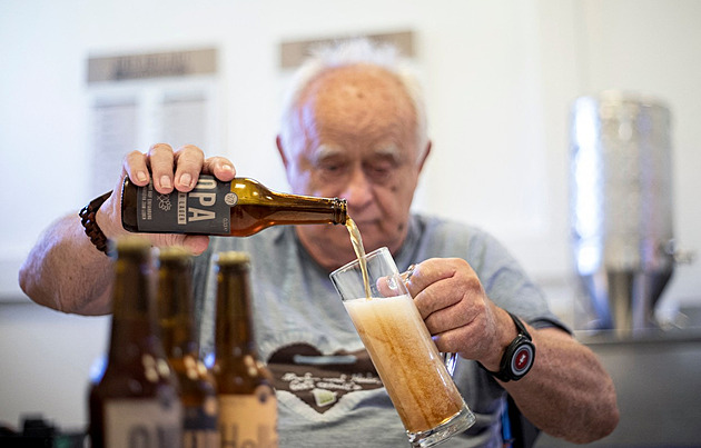 Důchodci ve vídeňském domově pro seniory si našli skvělou zábavu. Vaří pivo