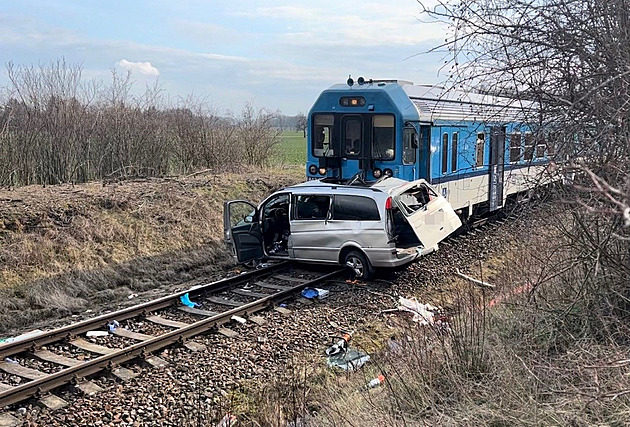 Na pejezdu v obci Chomutice - Obora se srazilo osobní auto s vlakem. (20....