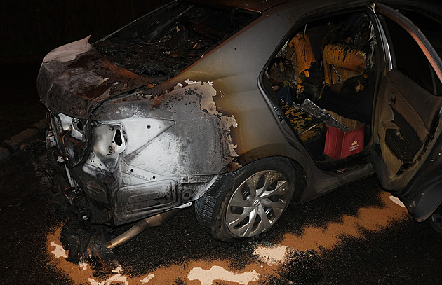 Žhář v Plzni zapálil tři auta s ukrajinskou značkou, pátrá po něm policie