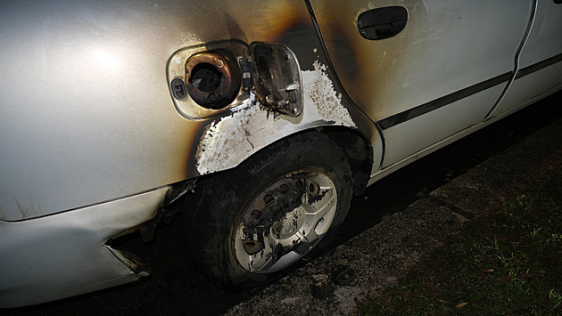 Žhář v Plzni zapálil tři auta s ukrajinskou značkou, pátrá po něm policie