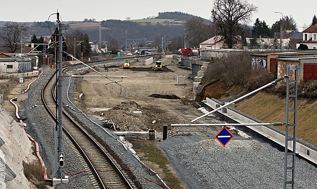 Stavbai u zavezli základy budoucího tunelu pro východní silniní okruh okolo...