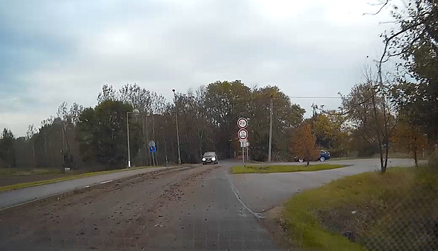 Jízda se špinavým autem může stát řidičák. Bláto na silnici hlaste policii